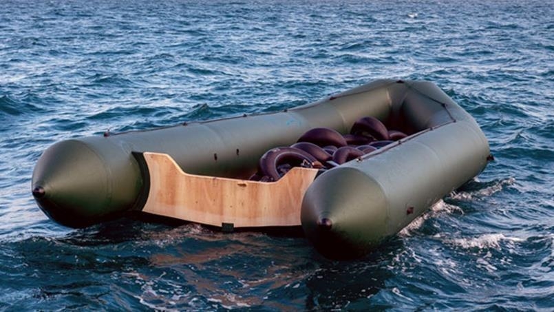 France : les forces de l'ordre ont percé une embarcation pneumatique de migrants à Calais